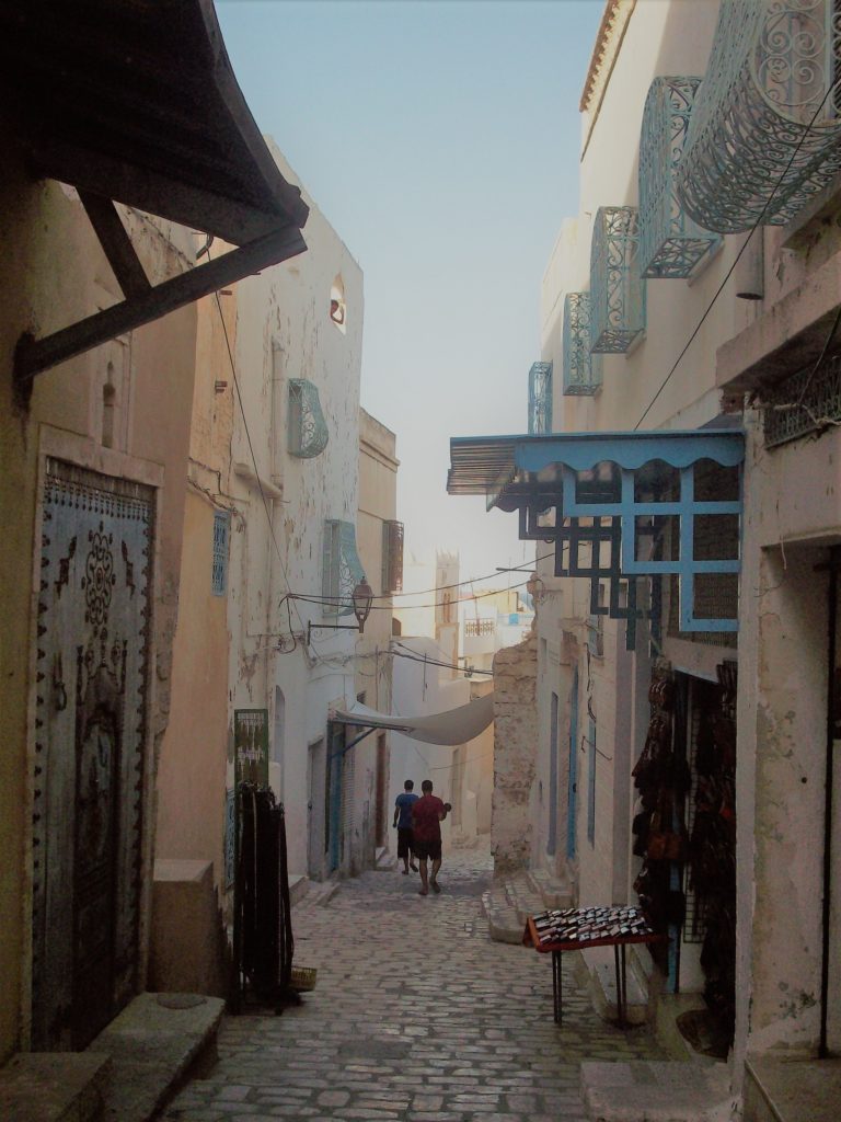 Ruelle de la médina de Kairouan (Sahel, Tunisie).