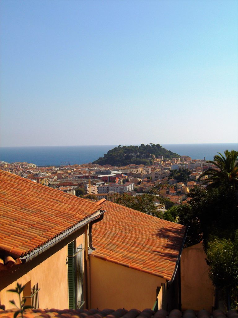 Vue sur la ville de Nice et la colline du château depuis les jardins du monastère. 